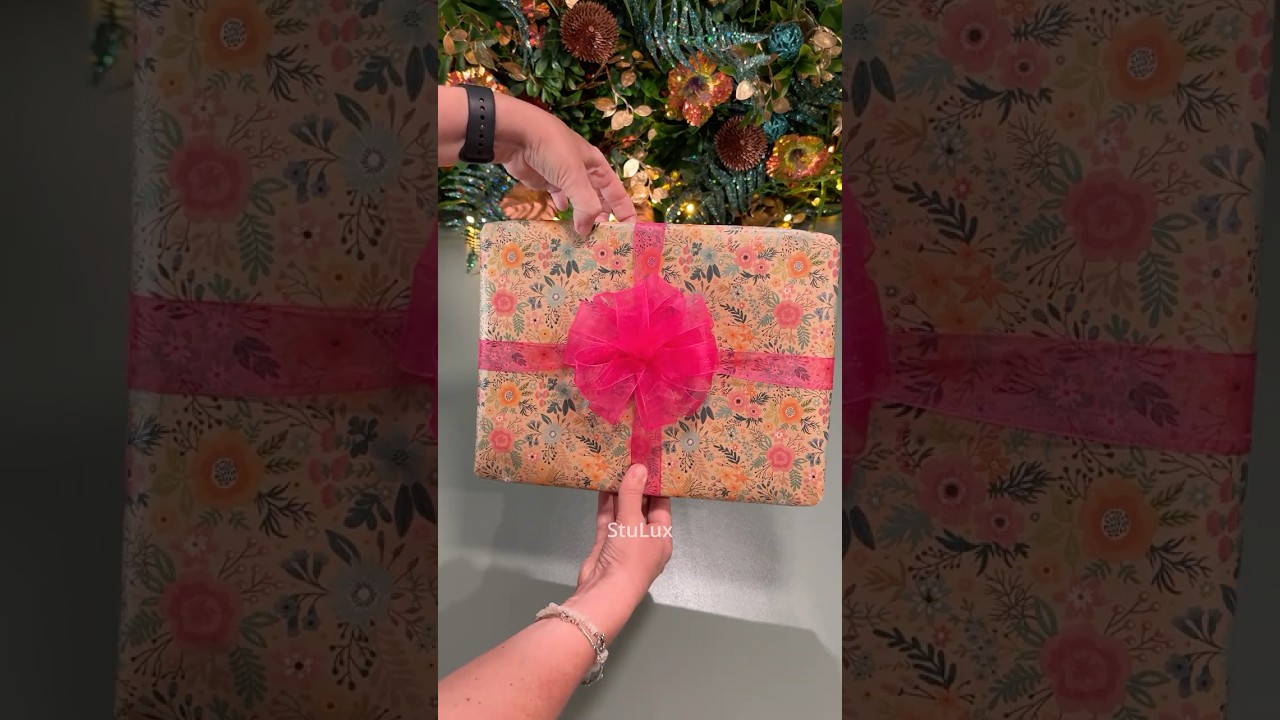 ✨ Pure magic with this lovely paper & ribbon 🎀 #giftwrapping #christmascountdown #wrappingpresents