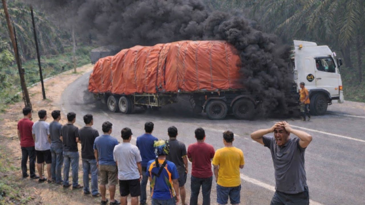 Truk Bermuatan Berat Nyaris Patah, Asap Tebal Picu Kepanikan #viral #truck 