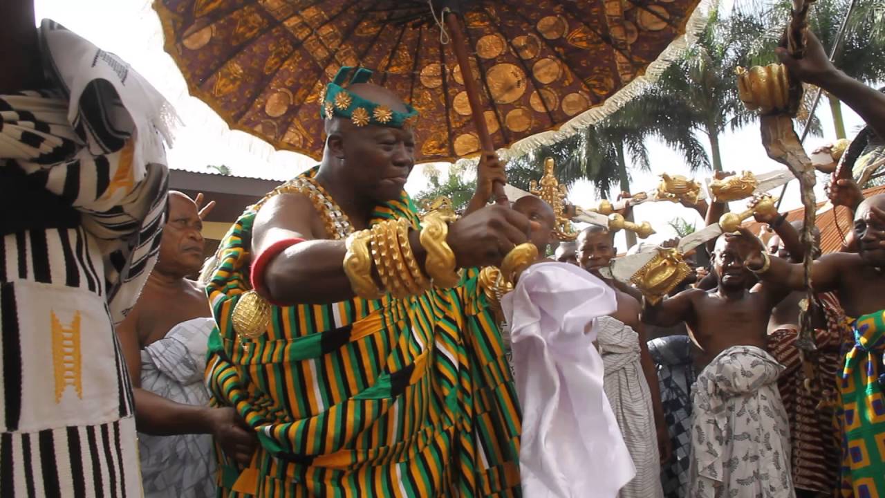 Otumfuo Osei Tutu dancing at Manhyia on Akwasidea
