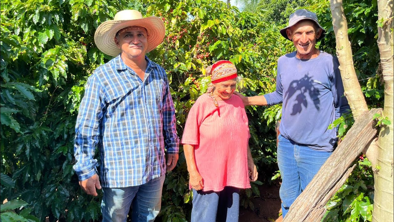 Ajudando no Plantio de Mudas de Caf&eacute; no Sitio do Basti&atilde;o Roceiro e Dona Maria