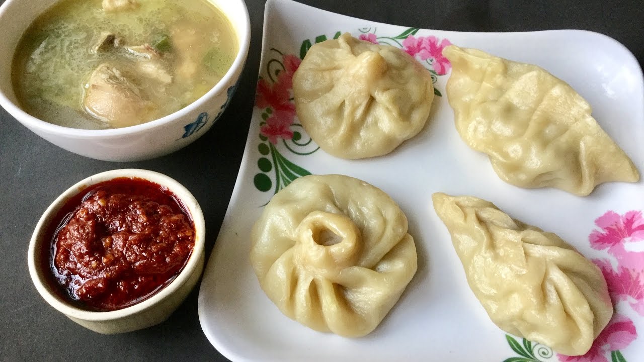 Steamed Chicken Momos With Soup | Chicken Dim Sum | Chinese Momo Recipe - In Bengali
