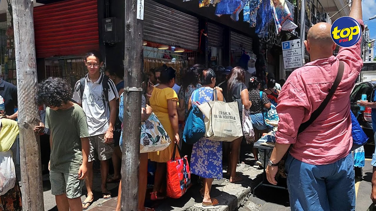 À deux jours de Noël : Port-Louis grouille de monde pour un lundi au soleil