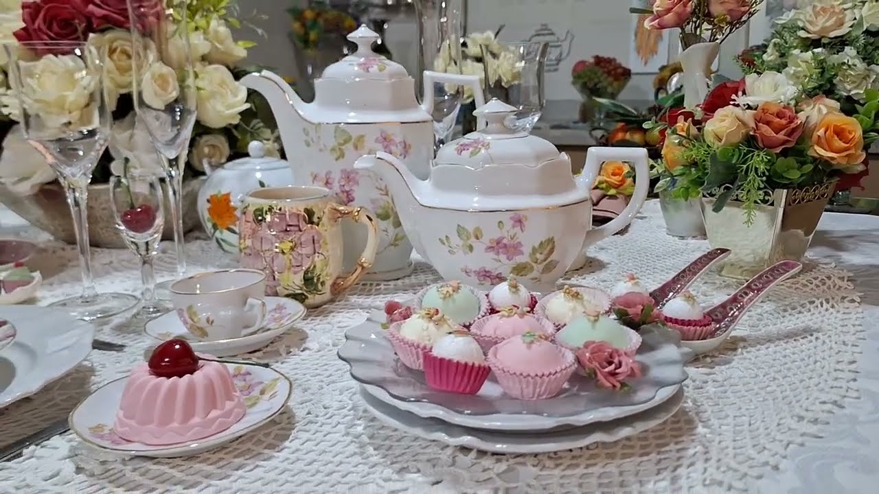 Mesa de Chá com Rosas por Heda Seffrin