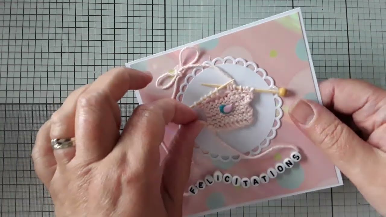 CARTE NAISSANCE UNE AUTRE IDEE AVEC DE LA LAINE ET DES PERLES