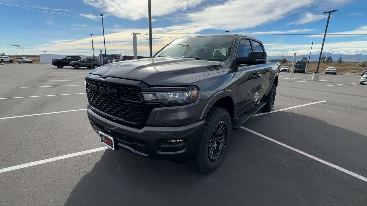 Обзор и тест-драйв модернизированного Ram Bighorn Night Edition 2025 года в цвете Granite Crystal...