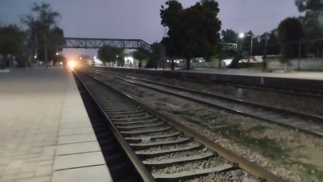 Pakistan Express Slow Through Pass Nawabshah Railway Station 🚉.Thora Maza Aya