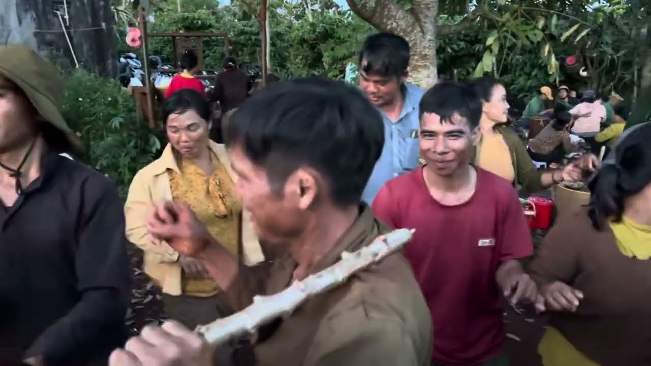 Nhảy công chiêng nhà  mộ￼