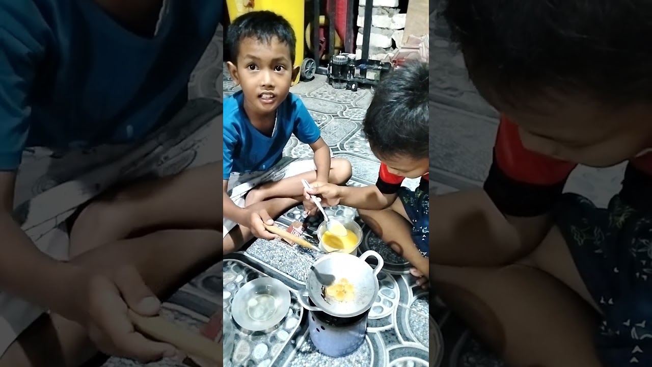 Main Masak-masak dengan alat masak mini. Sungguh bikin bocil ini semangat untuk hidup mandiri