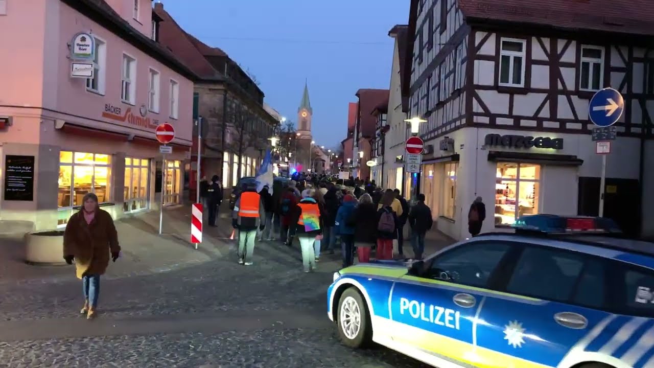 Montagsdemo in Schwabach am 28.02.2022 - Zug setzt sich in Bewegung