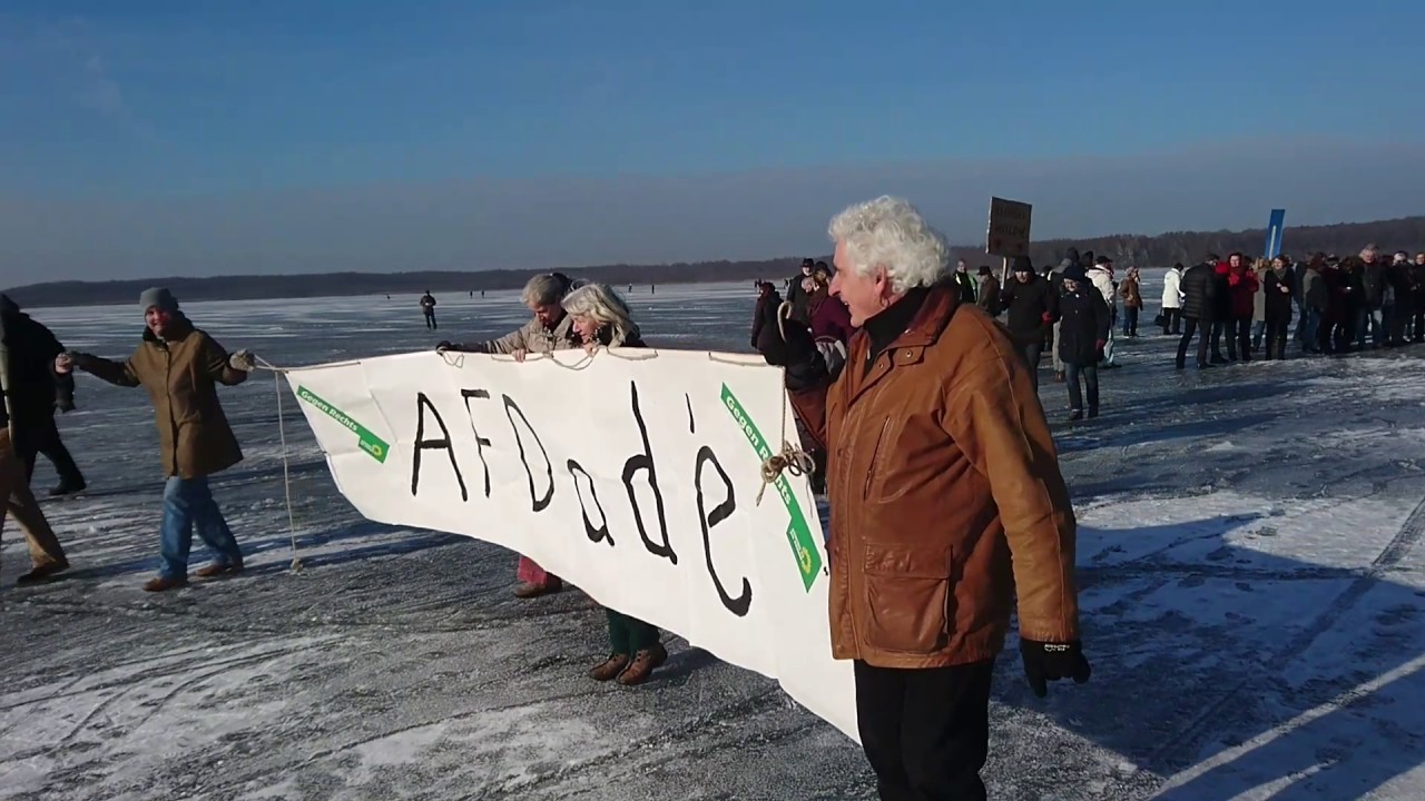 Demo contra AfD vor dem Seehotel in Rangsdorf