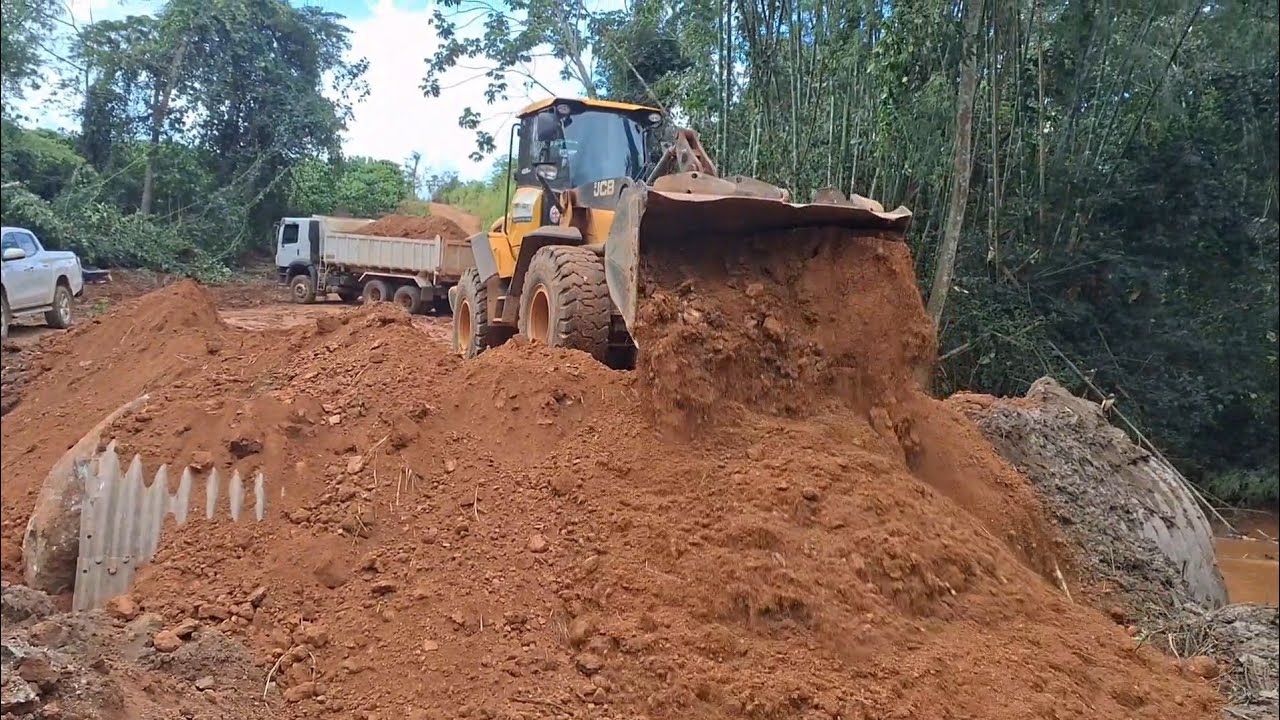 ATERRO EM  TUBO ARMIC COM PÁ CARREGADEIRA JCB 426ZX  CHEGUEI NO MEIO DO SERVIÇO