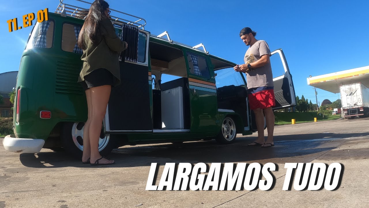 Casal larga tudo pra morar em uma KOMBI