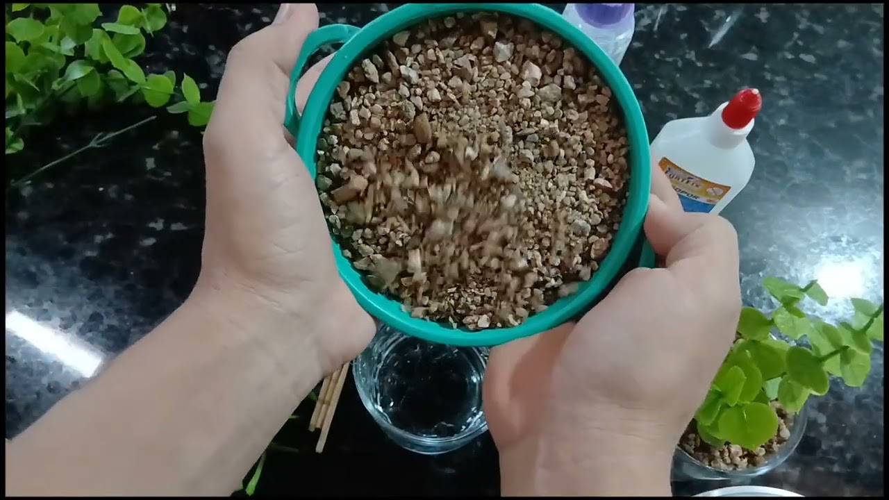 Vamos aprender de uma maneira bem farcil a fazer um  lindo Vaso de decoração feito no copo de vidro.