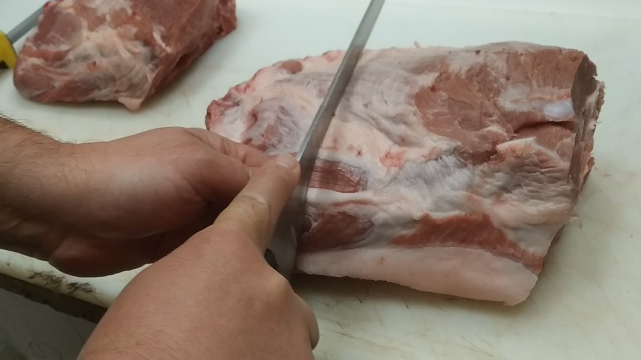 partir chuletas de aguja de cerdo o bondiola con hueso