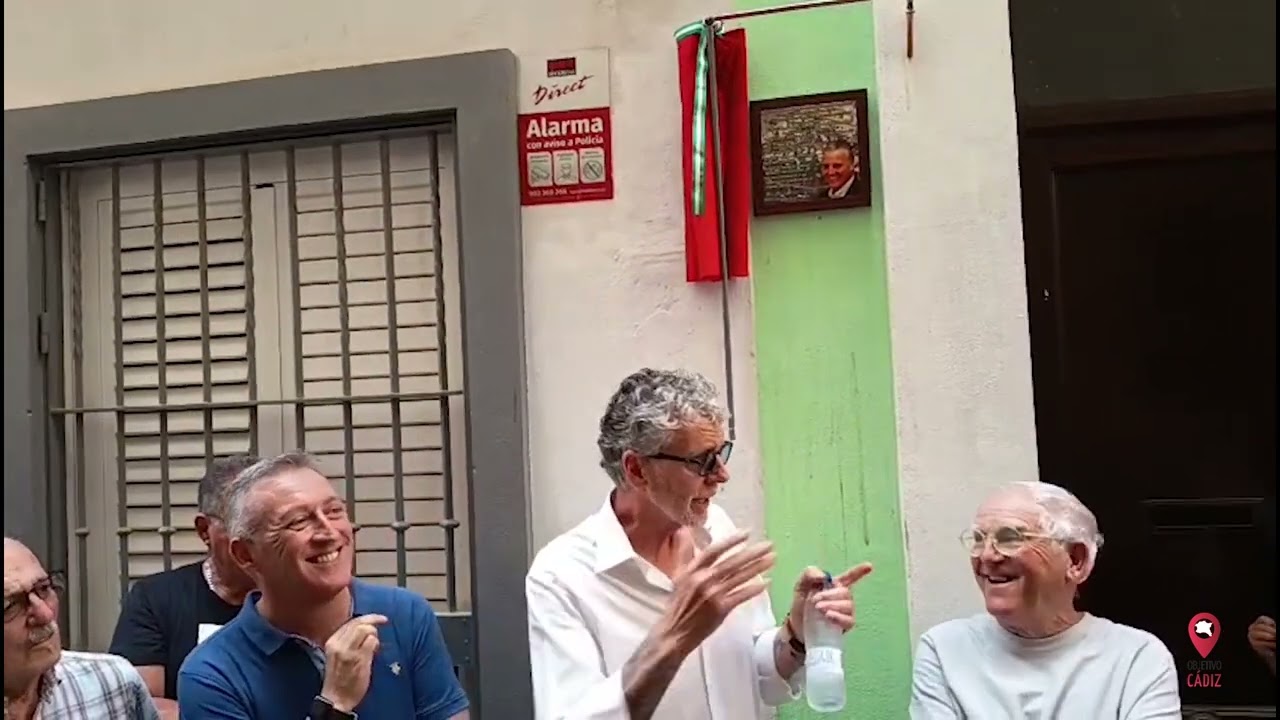 Homenaje a Faly Pastrana con el descubrimiento de la placa en su casa natal en Cádiz