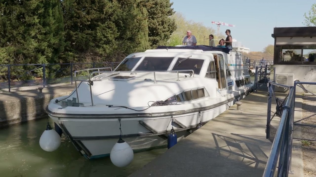 Béziers le port sur le canal du Midi