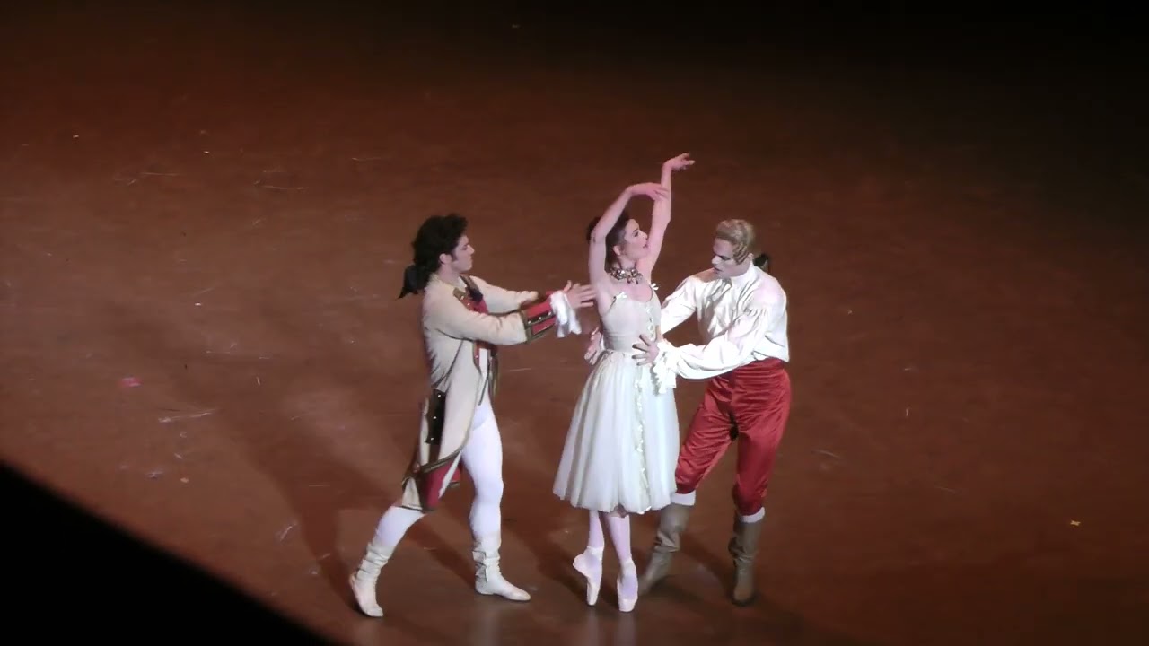 18.  Pas de trois - Manon, Lescault et Monsieur de G.M. (Valse trés lente) Aurélie Dupont