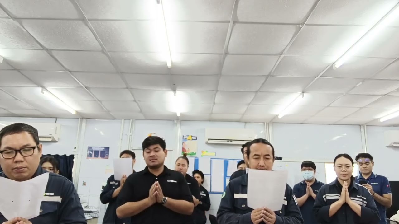 พนักงานร่วมใจสวดทิพยมนต์ ถวายแด่พระราชพัชรญาณมุนี หลวงปู่ทองอินทร์  กตปุญโญ