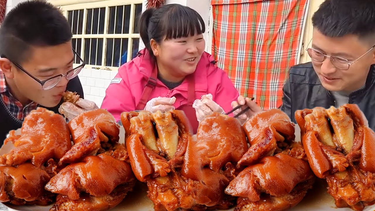 【陕北霞姐】霞姐买6根猪蹄卤着吃，软烂Q弹口感软糯，蘸上秘制酱料吃过瘾了！