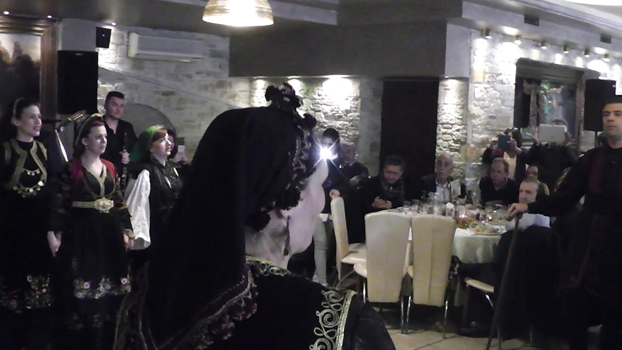 Sutsata a Armanjilor di Athina. Vini toamna shicu sh ploeili
