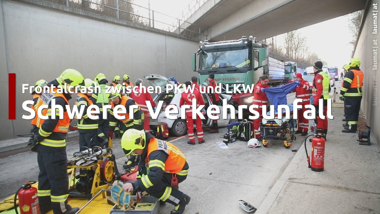 Frontalcrash zwischen PKW und LKW in einer Bahnunterführung bei Marchtrenk