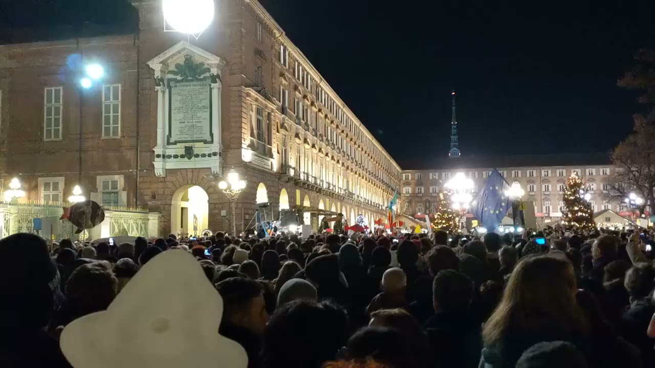 Migliaia di persone cantano Bella Ciao a Torino (Sardine)