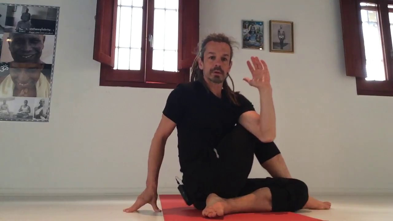 Sobre los principios de la expansion y el estiramiento en el Asana