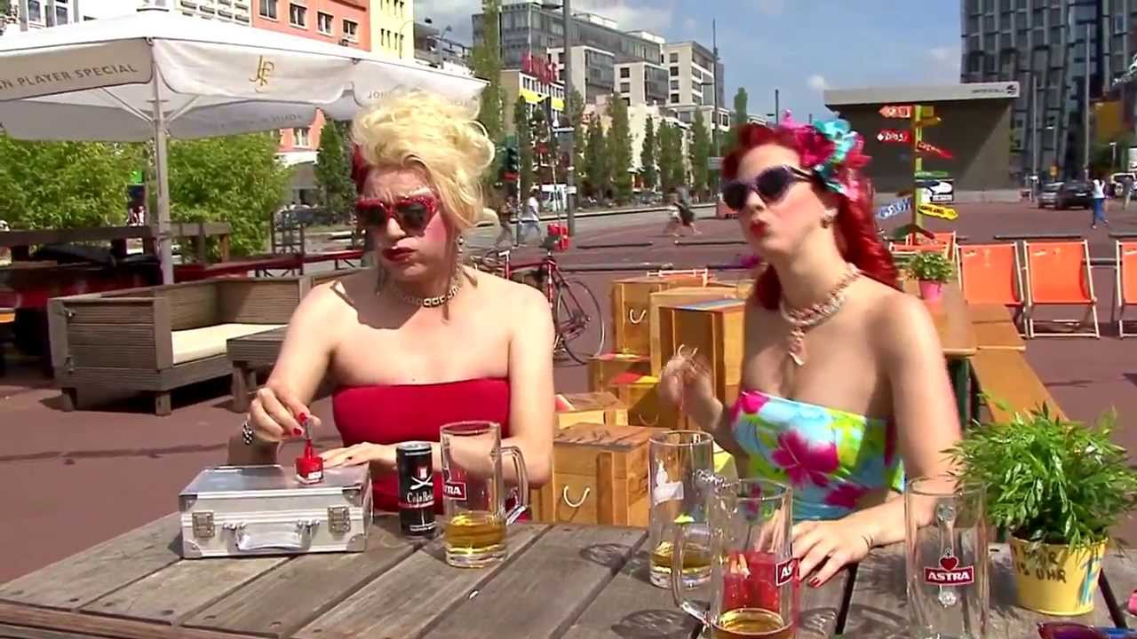 "Die Dosenöffnung": Viral mit Burlesque Star Eve Champagne und der Göttin Devina Devil