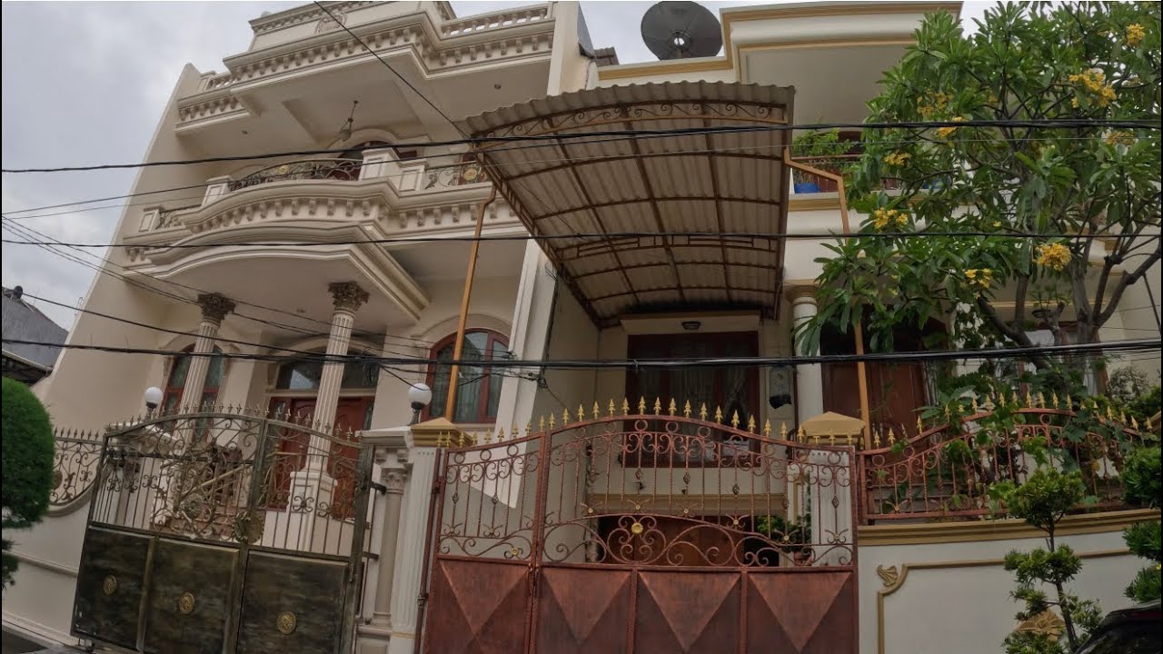 How rich and beautiful house at area pluit in Jakarta.