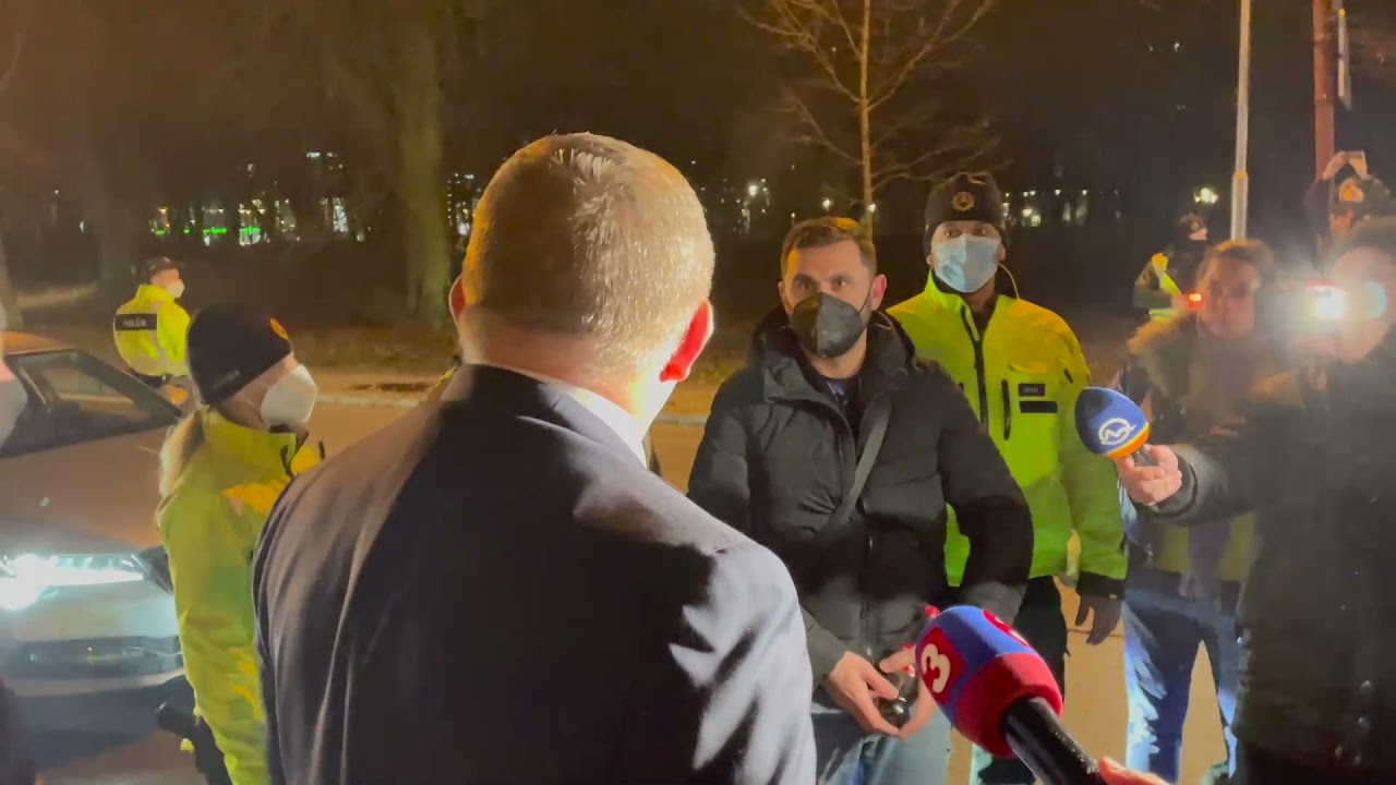 Policajti zadržali Roberta Fica pred avizovanou protestnou jazdou autami