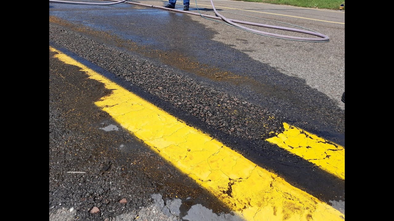 Удаление дорожной разметки высоким давлением воды (демаркировка) / Removing road markings