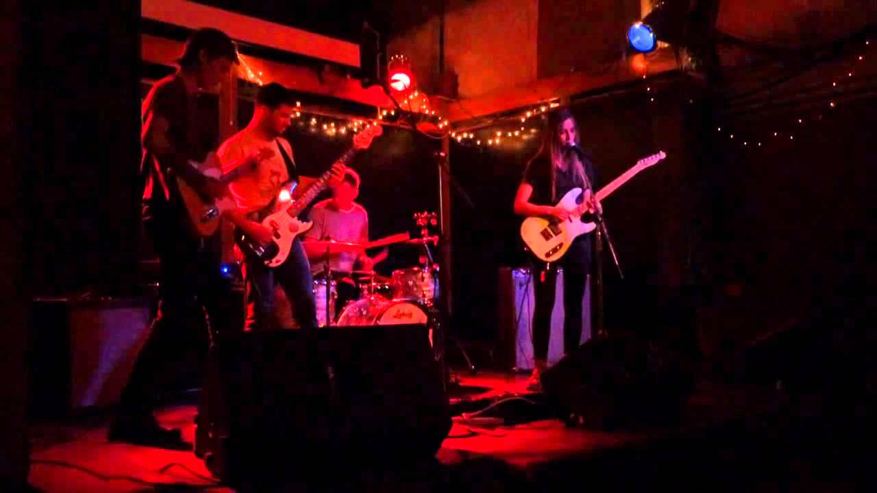 Bully (the band)-Shark Tooth (live)