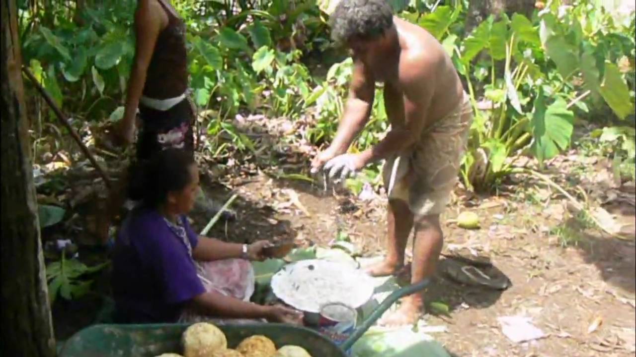 Umu - tradiční příprava jídla | Traditional umu, Kaleveleve on Futuna island