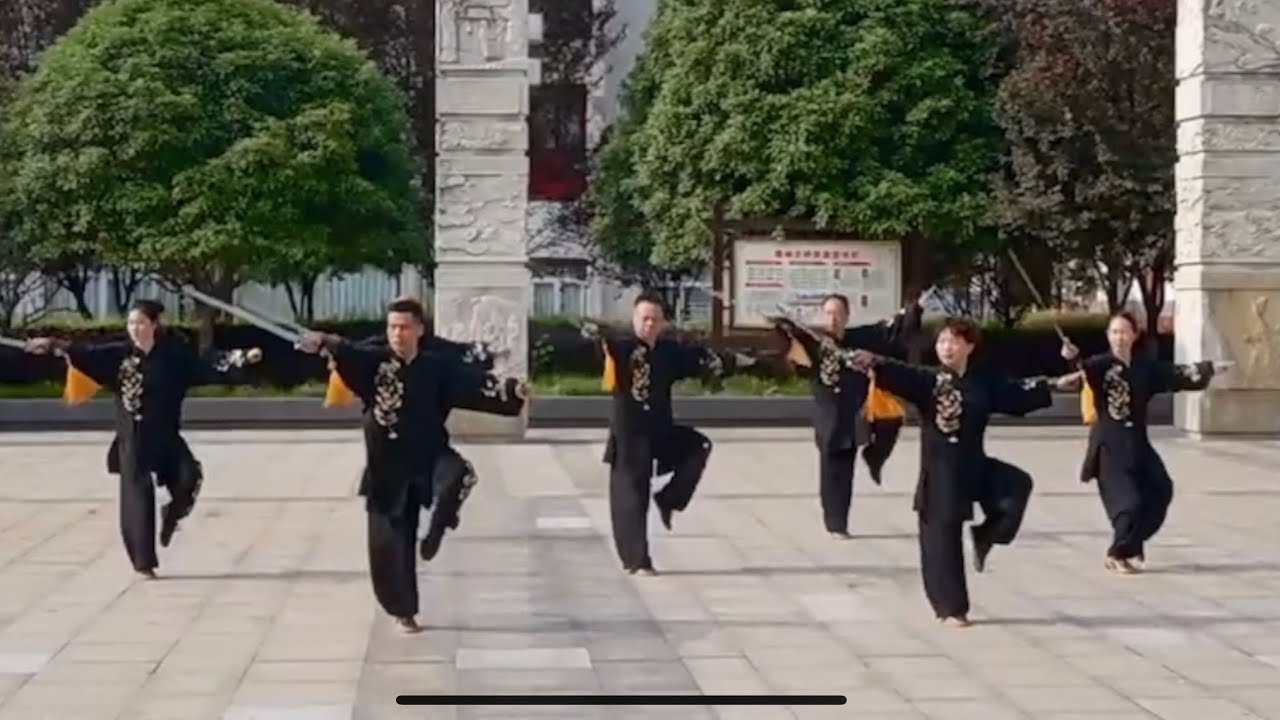 42式太极剑完整示范#功底深厚，沉稳大气，刚柔并济，气场融和劲力十足，难得一见的优秀团队。
