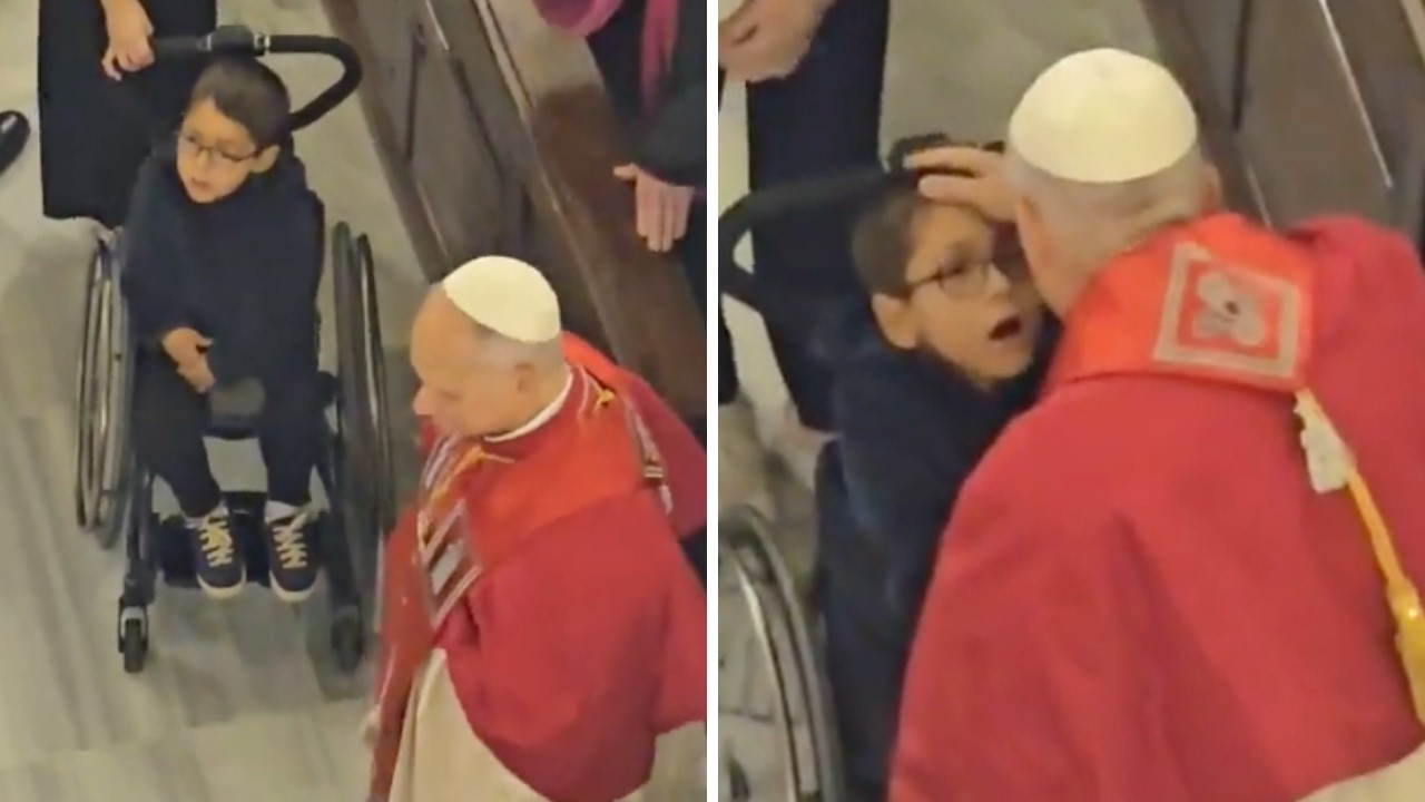 Папа Лев XIV видит больного ребёнка, и посмотрите, что он делает 🥹🙏