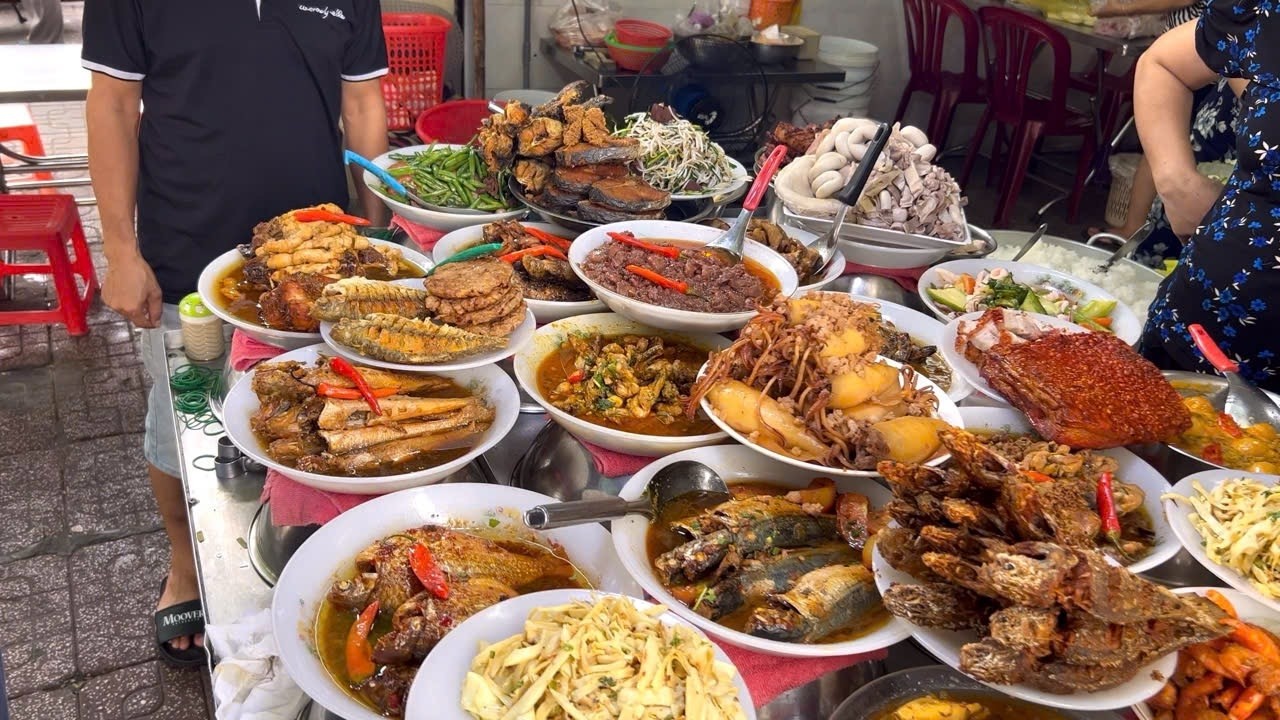 TOP 8 BEST Vietnamese Street Food in Asia You Won't Believe