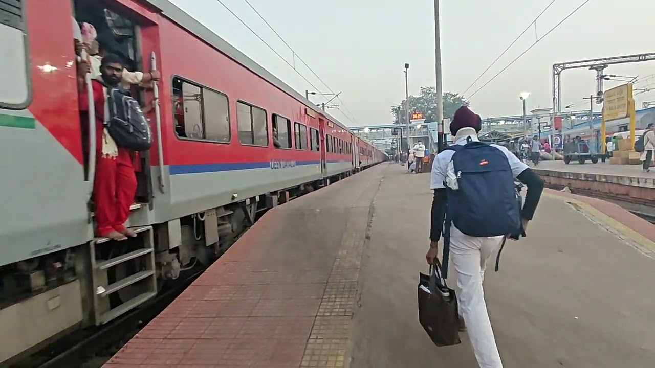 #falaknumaexpress  express 12703 leaving #Vijayawada Railway station 