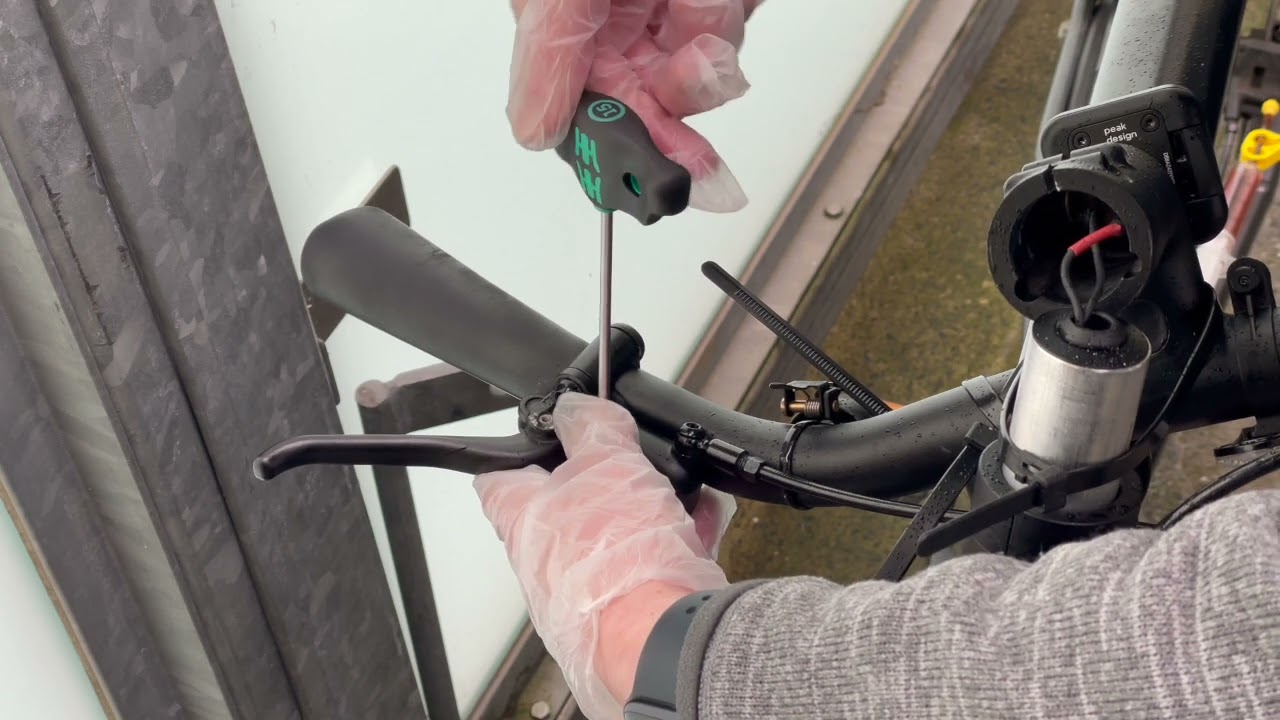 Bleeding the brakes on a VanMoof S3