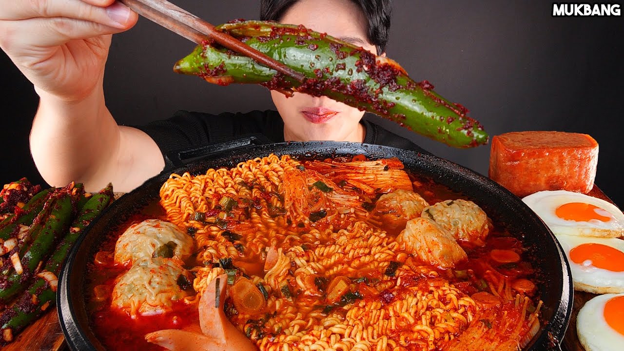 острая лапша и колбаса SPICY NOODLES 🍜 DUMPLING SAUSAGE SPAM CHILI KIMCHI EATING ASMR MUKBANG