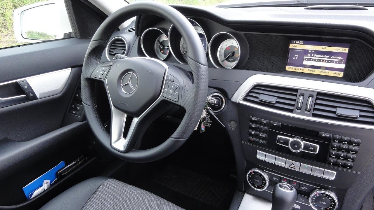 Mercedes-Benz C-Klasse: So bauen Sie das Zentraldisplay aus und ein (W204)