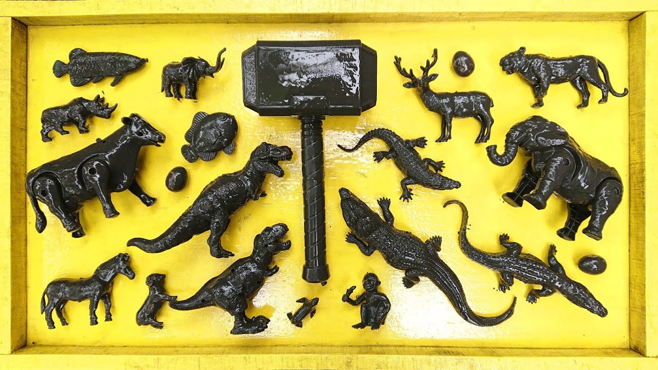 membersihkan mainan hewan buaya, sapi, gajah, bebek, ayam, angsa, kuda, kerbau, kucing, monyet, unta