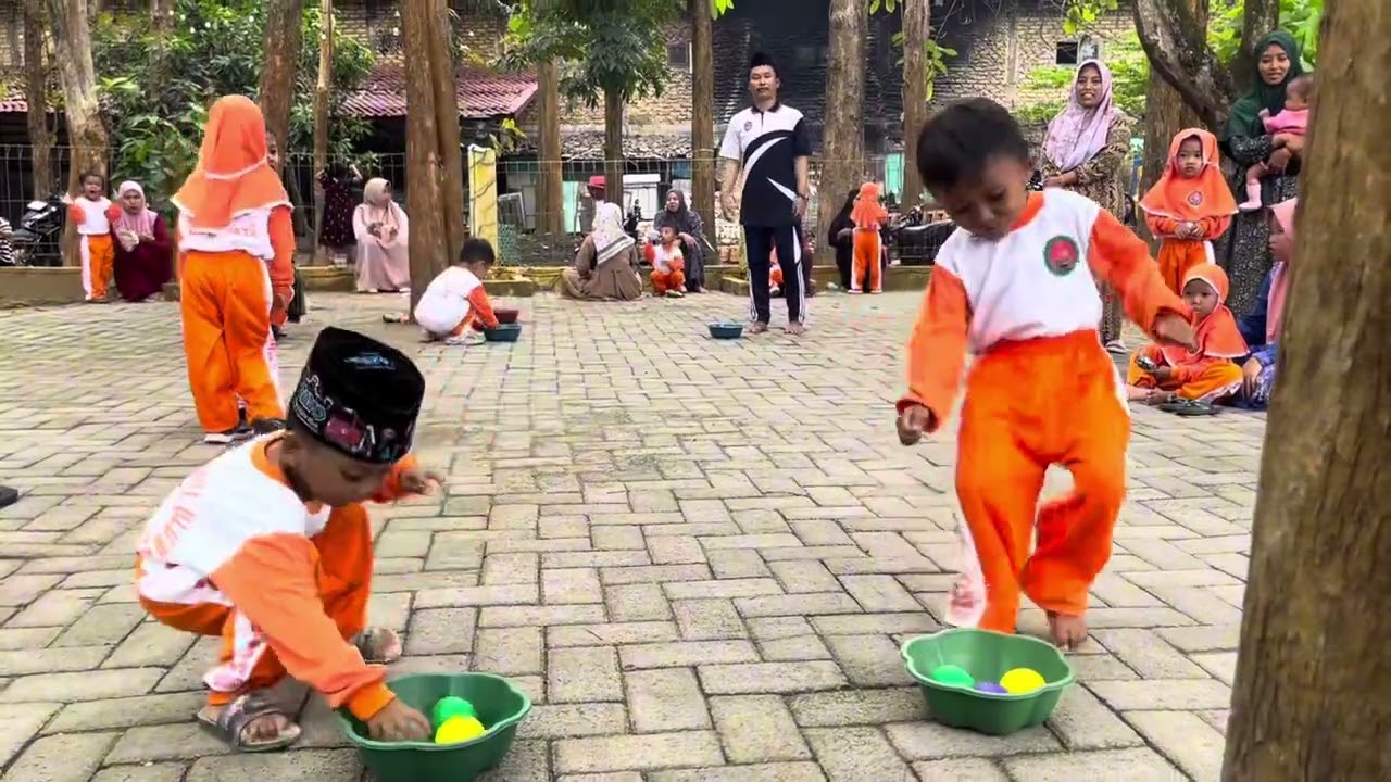 Permainan : lari membawa bola kelas mawar