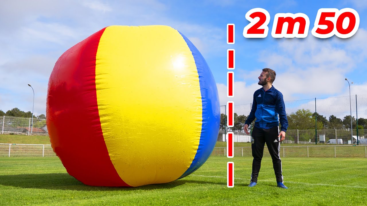 JOUER AU FOOT avec le PLUS GROS BALLON AU MONDE !!