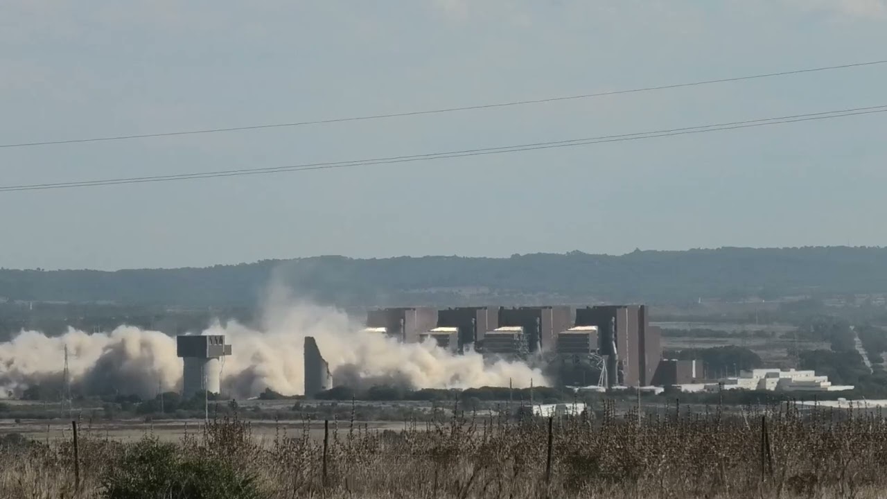 Operação de derrube das chaminés da central termoelétrica de Sines