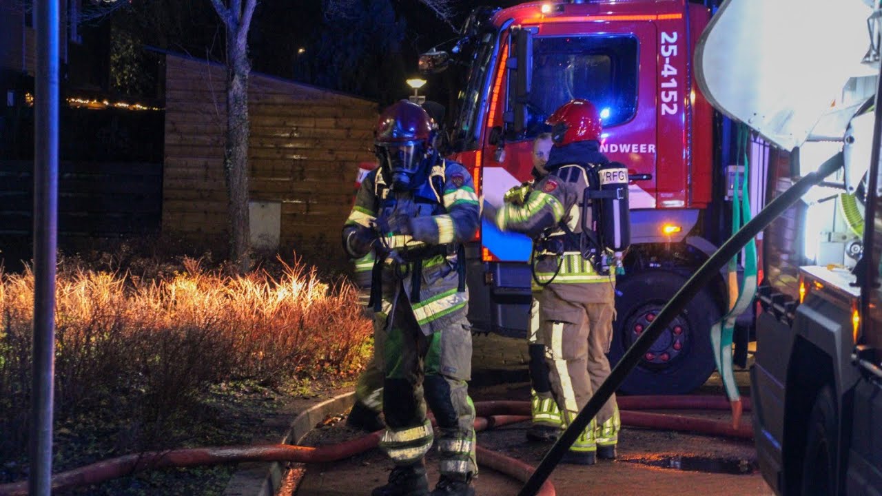 Zwaargewonde uit brandende woning gehaald in Lelystad politie doet onderzoek 