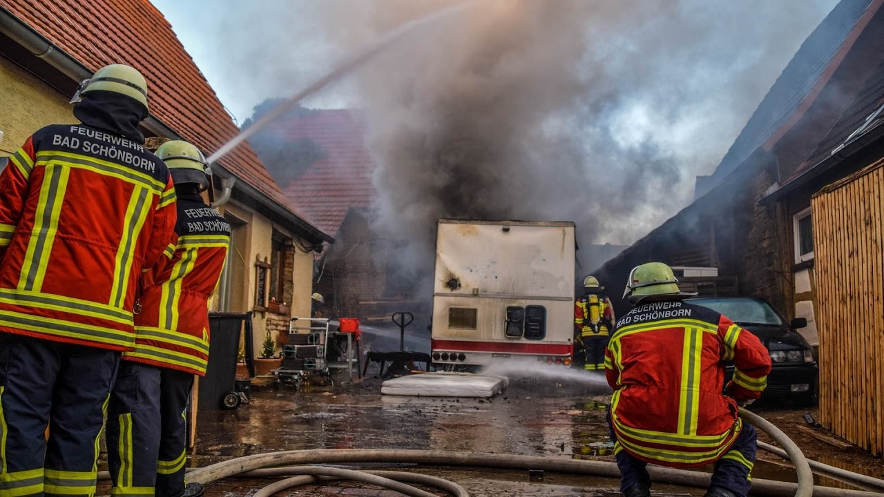 [WOHNMOBIL IN FLAMMEN] Feuerwehr verhindert Übergreifen | VOLLBRAND & Starke Rauchentwicklung