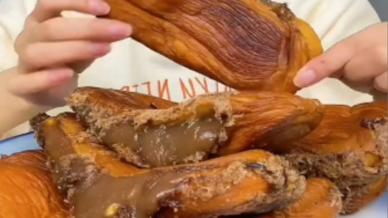 【懒刀刀 吃播】油炸麻薯面包局 喝油的面包来啦 听起来油汪汪的感觉～