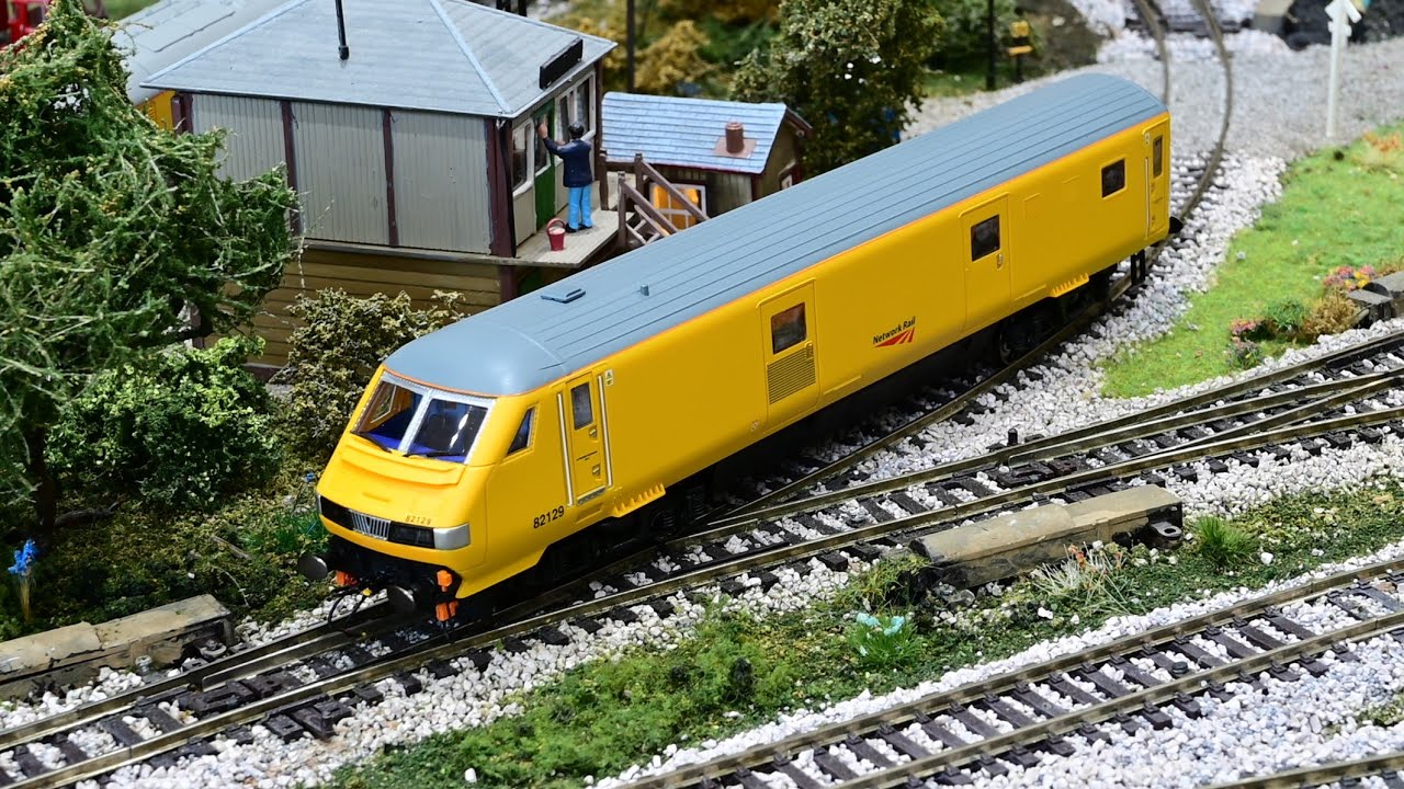 R4990 Network Rail MK3 DVT 82129