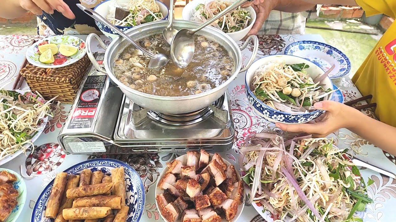 Đặc Sản Miền Tây với Nồi Bún Nước Lèo Heo Quay Thơm Ngon Giòn Rụm | TKQ & Family T1875
