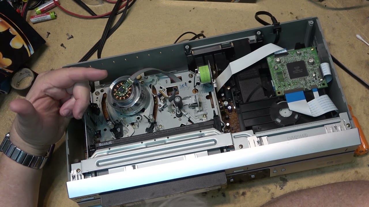 Hitachi DV PF74 VCR DVD combo is broken